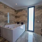 Отель Dorchester 4*